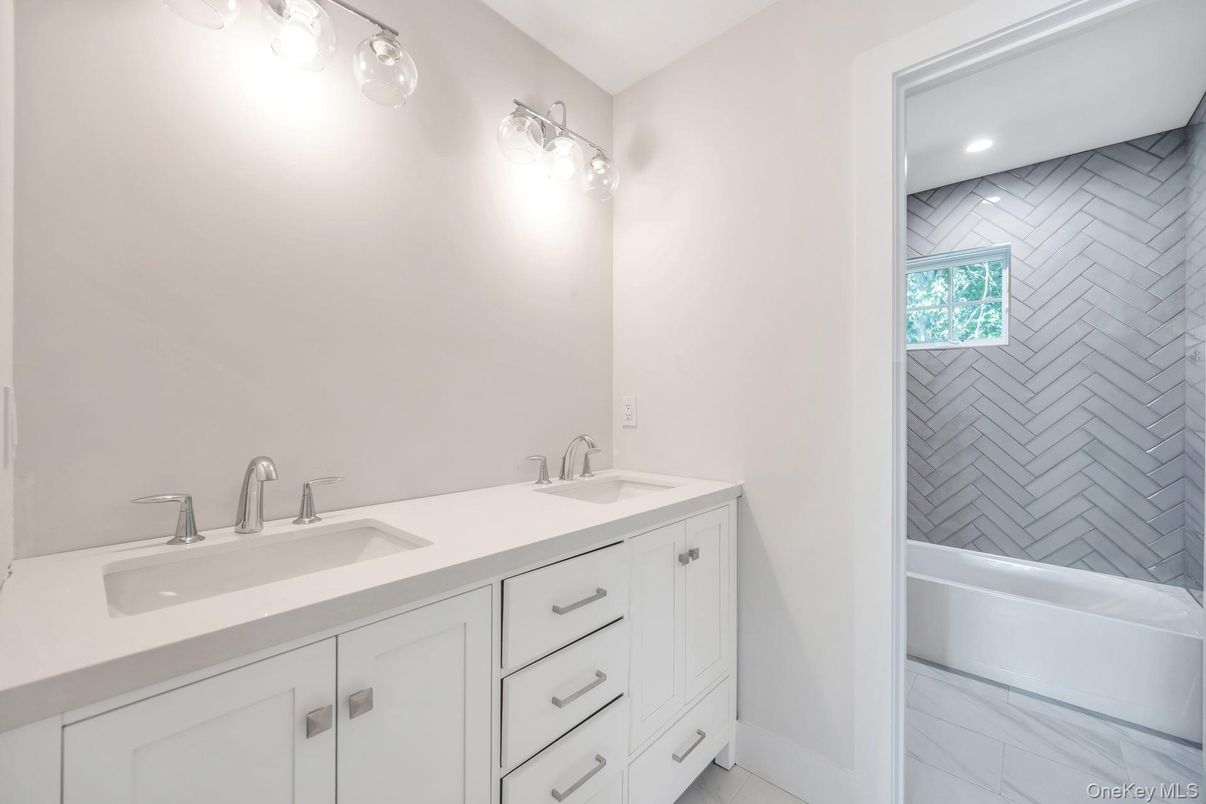 Bathroom, Dual Sink Vanities, Interior, Recessed Lighting