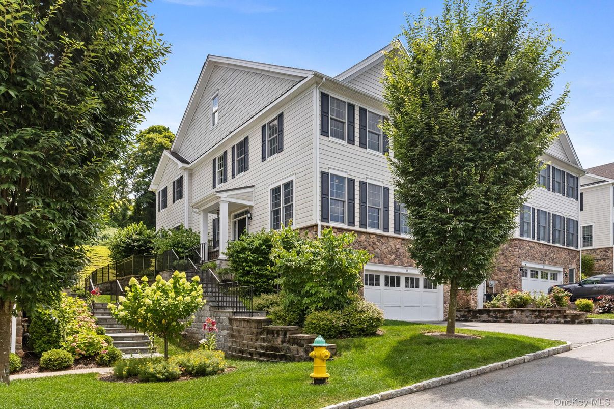 Attached, Exterior, Facade, Queen Anne Victorian