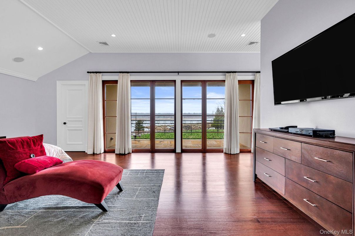 Interior, Living room, Recessed Lighting, Water, Wood Texture Flooring