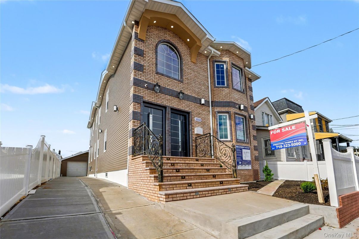 Exterior, Facade, Brick Facade, Rowhouse