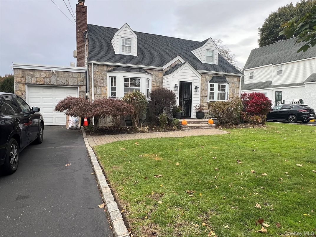 Attached, Exterior, Facade, Cape Cod