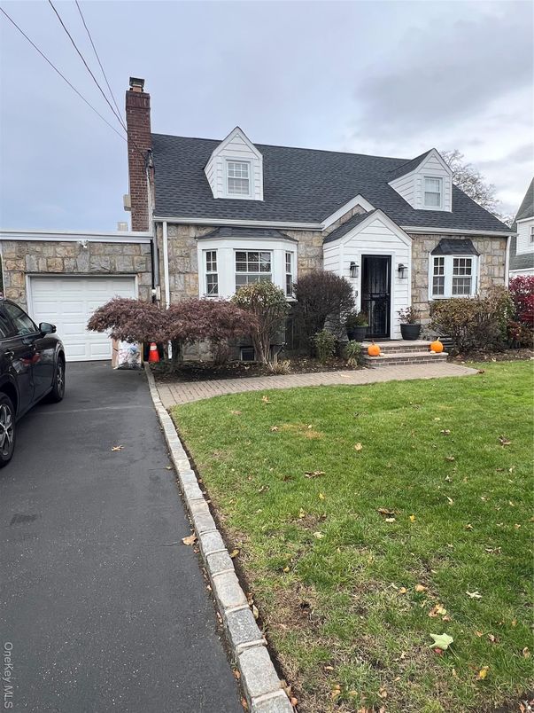 Attached, Exterior, Facade, Cape Cod