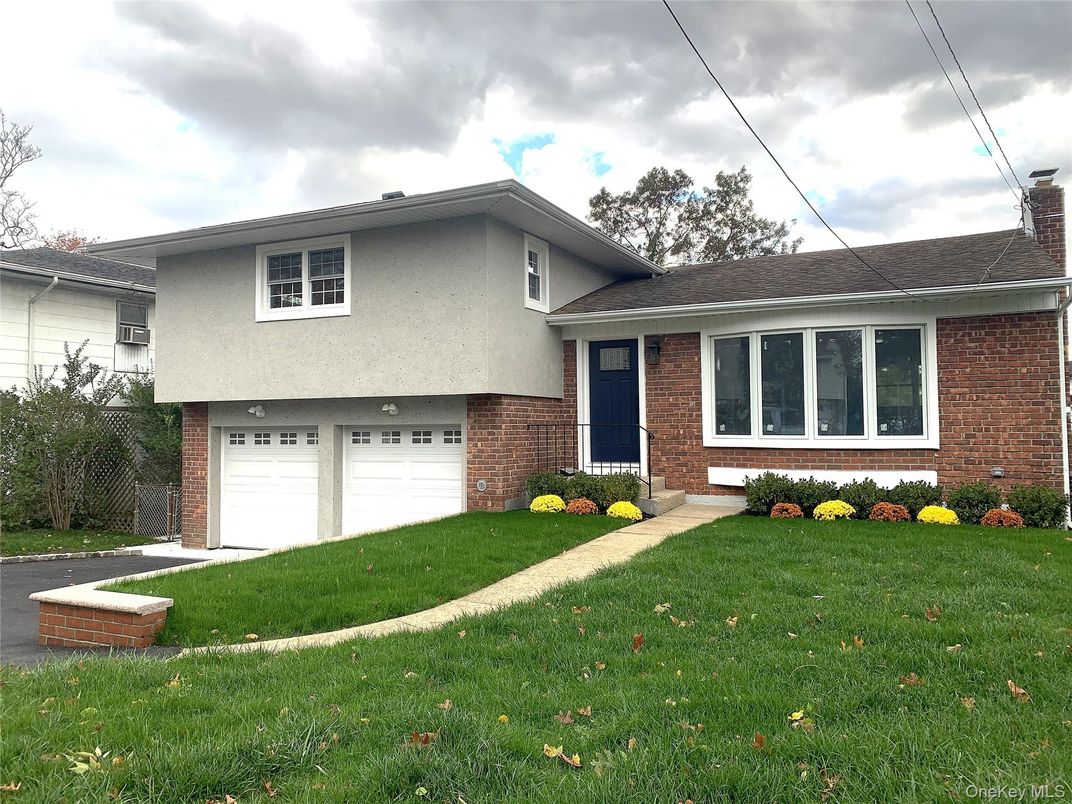 Attached, Exterior, Facade, Brick Facade, Split Level