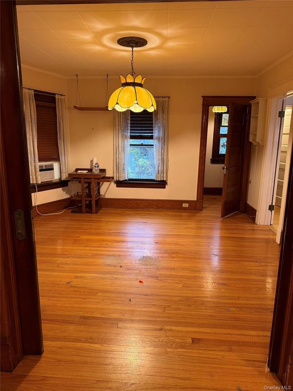 Interior, Pendant Lights, Wood Texture Flooring