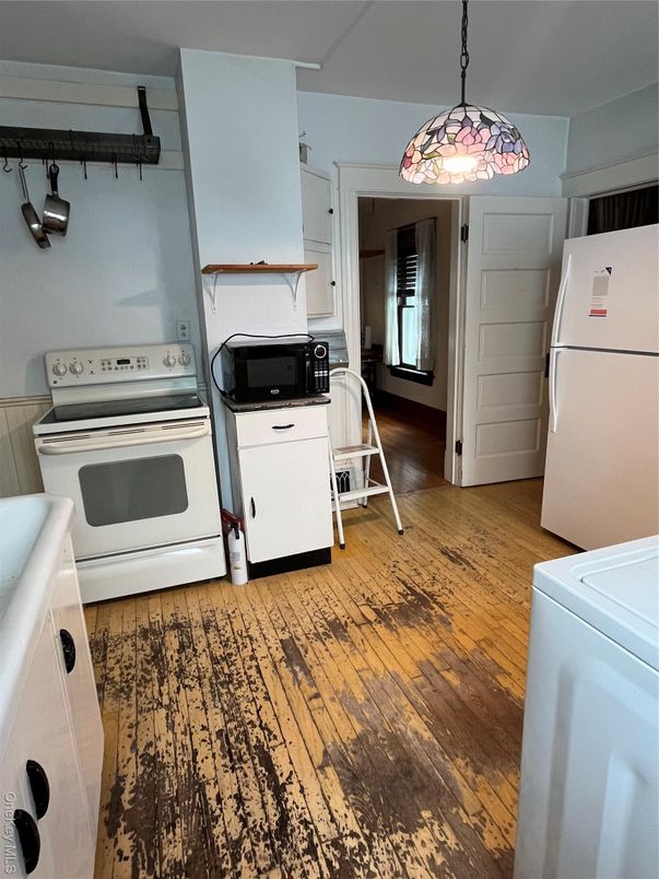 Interior, Kitchen, Pendant Lights, Wood Texture Flooring