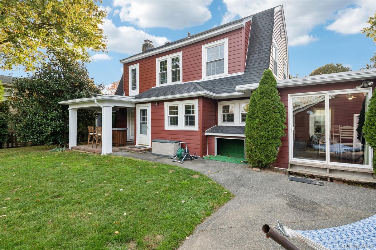 Exterior, Facade, American Foursquare