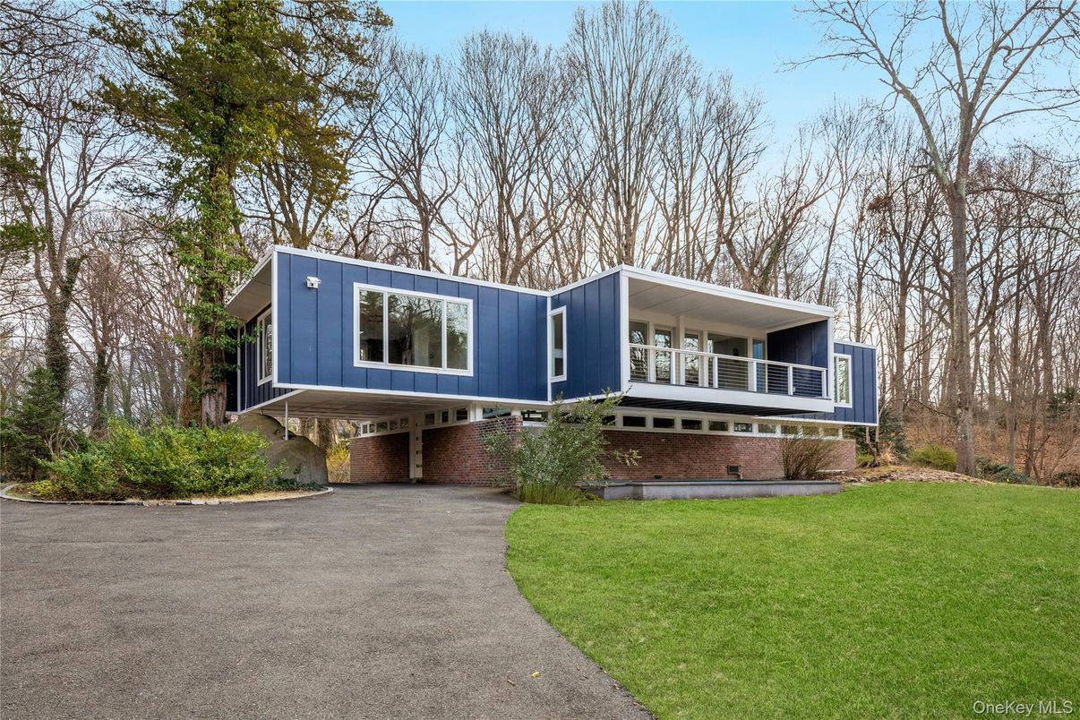 Backyard, Exterior, Facade, Brick Facade, Raised Ranch