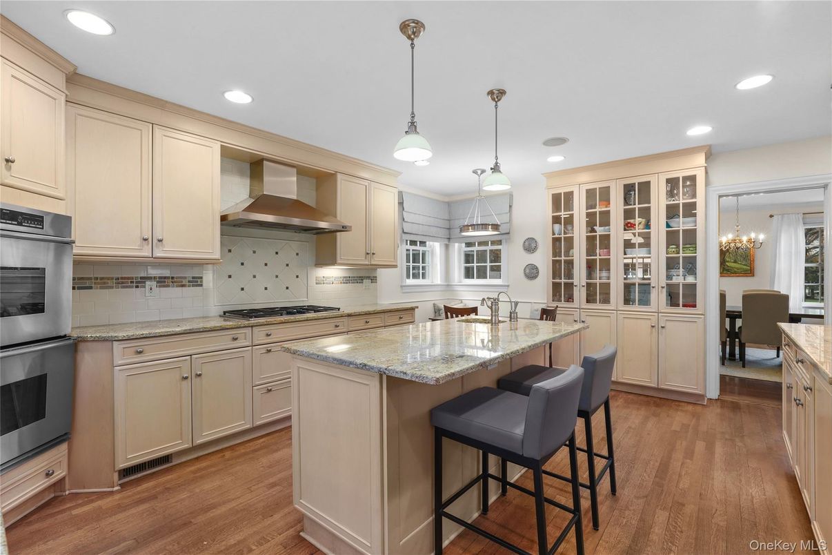 Dining room, Interior, Kitchen, Pendant Lights, Recessed Lighting, Stainless Steel Appliances, Wood Texture Flooring