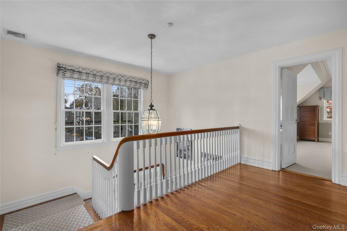 Interior, Pendant Lights, Wood Texture Flooring