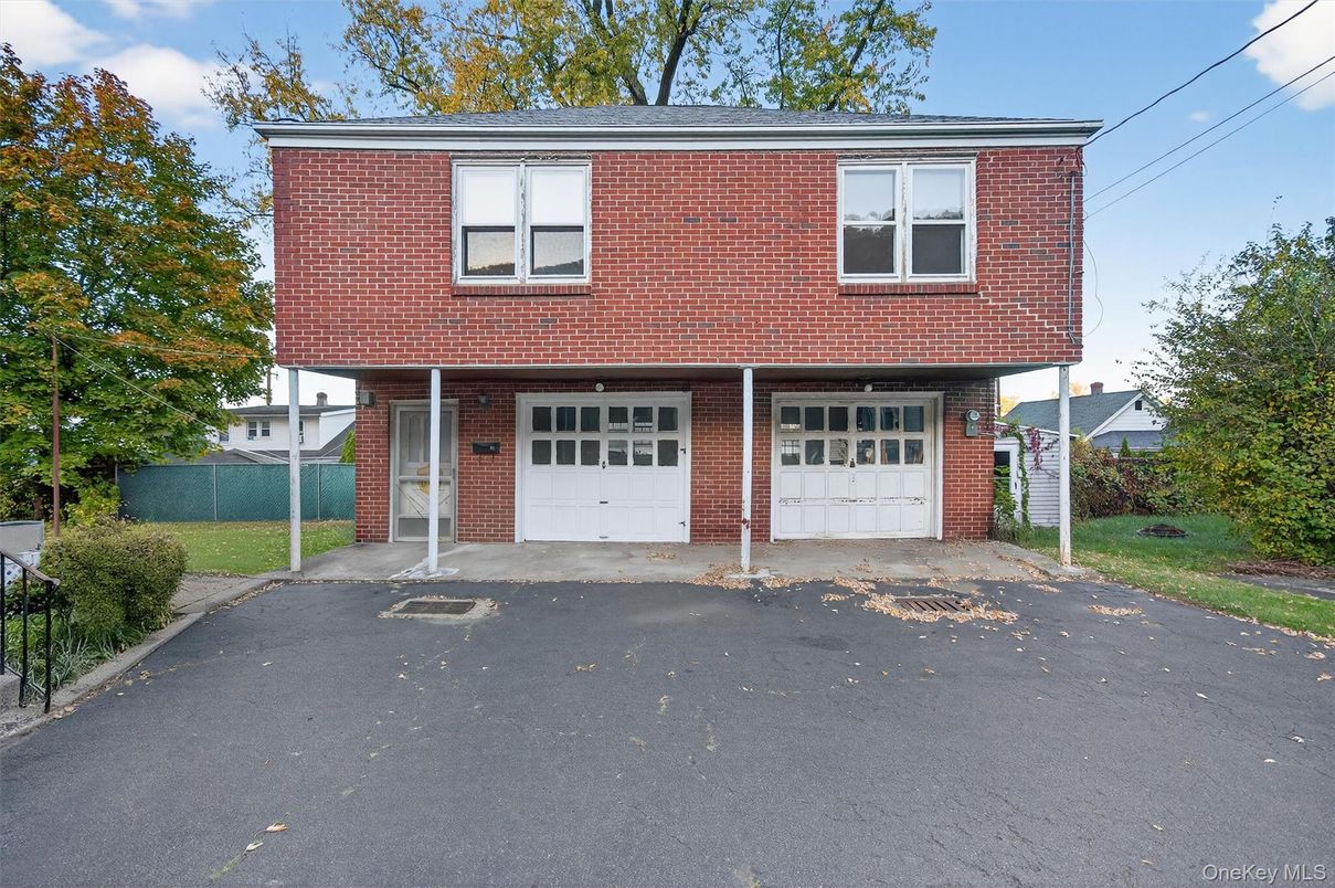 Attached, Exterior, Facade, Brick Facade, Raised Ranch