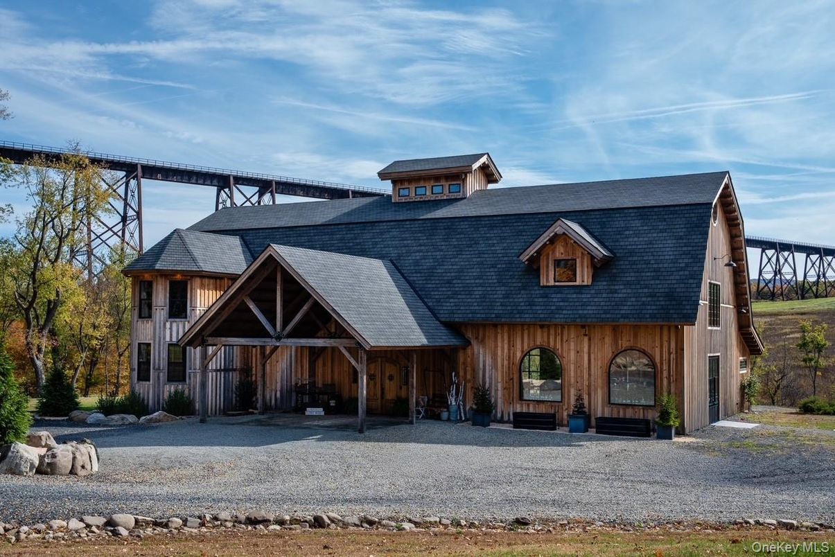 Exterior, Facade, Log Home