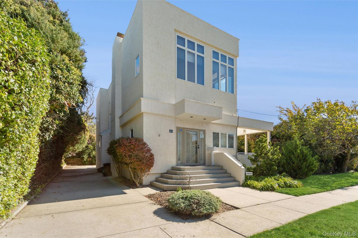 Exterior, Facade, Modern