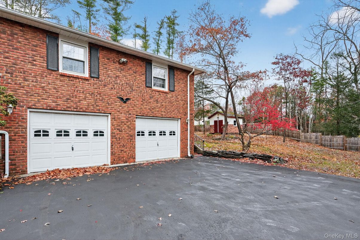 Attached, Exterior, Facade, Brick Facade, Georgian