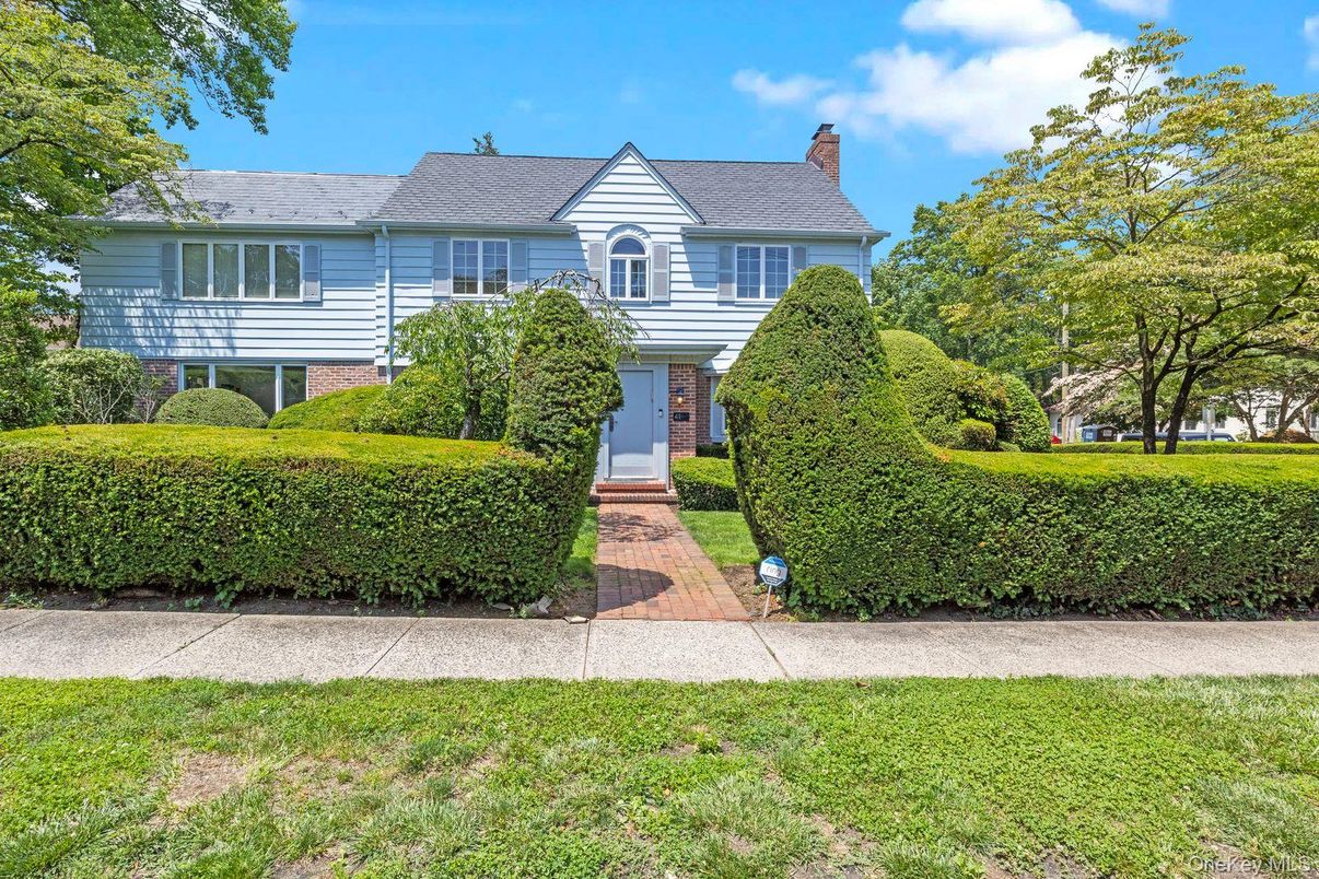 Exterior, Facade, Queen Anne Victorian