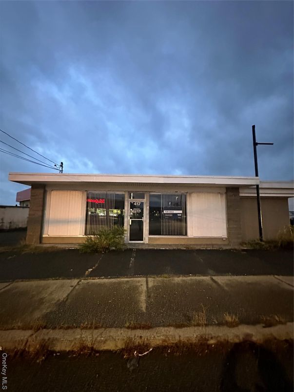 Exterior, Facade, Ranch