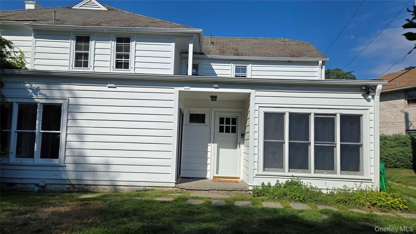 Exterior, Facade, American Foursquare
