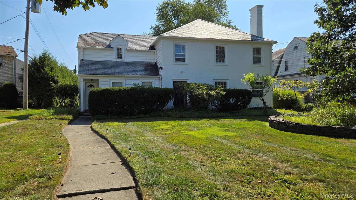 Attached, Exterior, Facade, Split Level