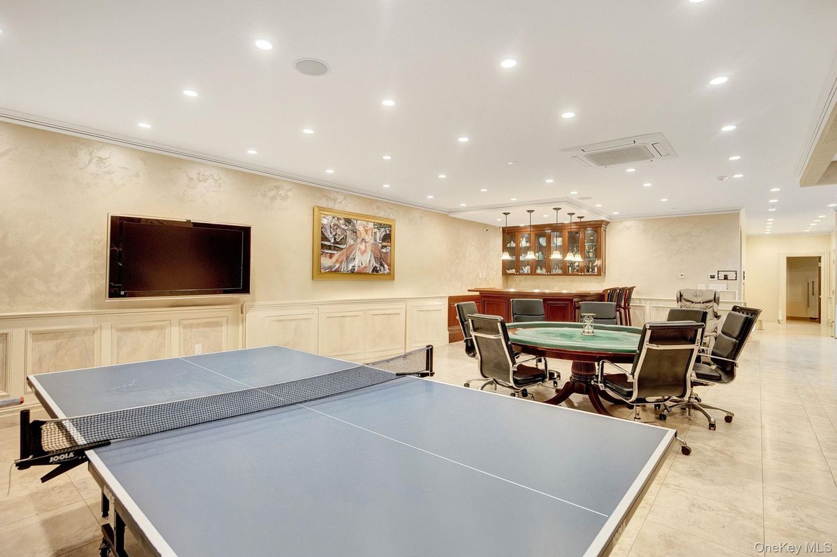 Dining room, Game Room, Interior, Pendant Lights, Recessed Lighting