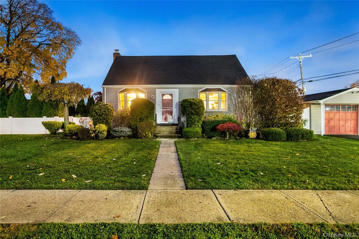 Exterior, Facade, Cape Cod