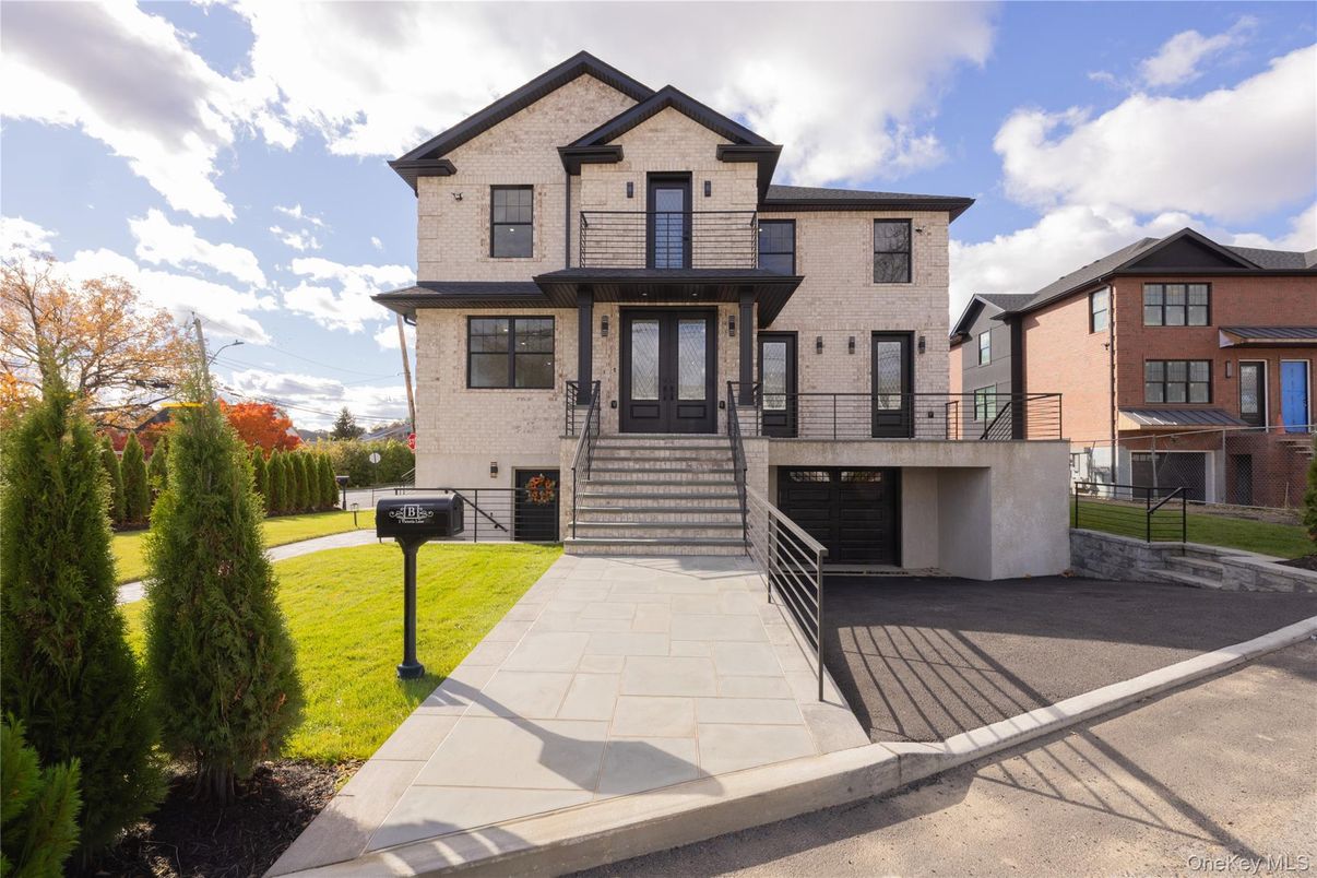 Attached, Exterior, Facade, Modern