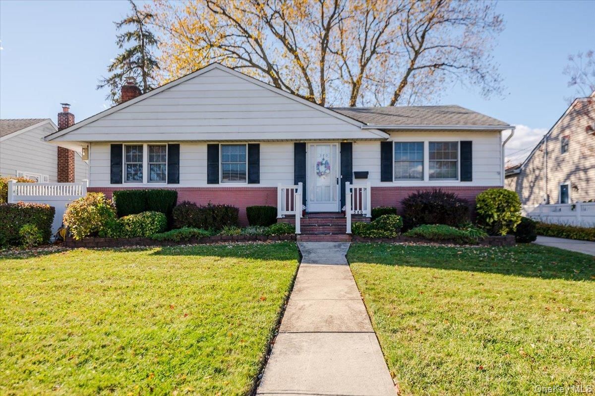 Exterior, Facade, Split Level