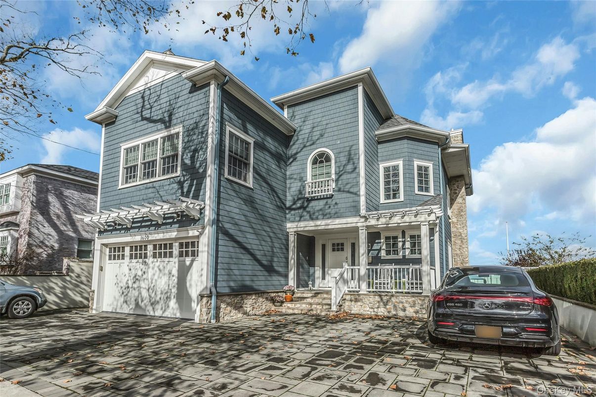Attached, Exterior, Facade, Queen Anne Victorian