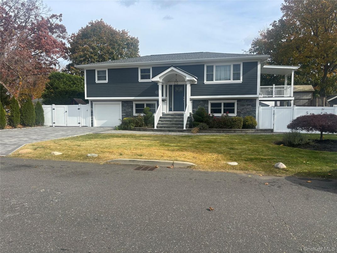 Exterior, Facade, Raised Ranch