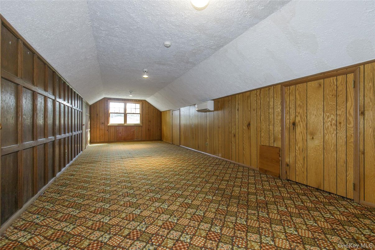 Empty room, Interior, Recessed Lighting, Wooden Walls