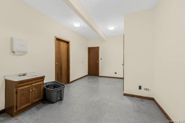 Empty room, Interior