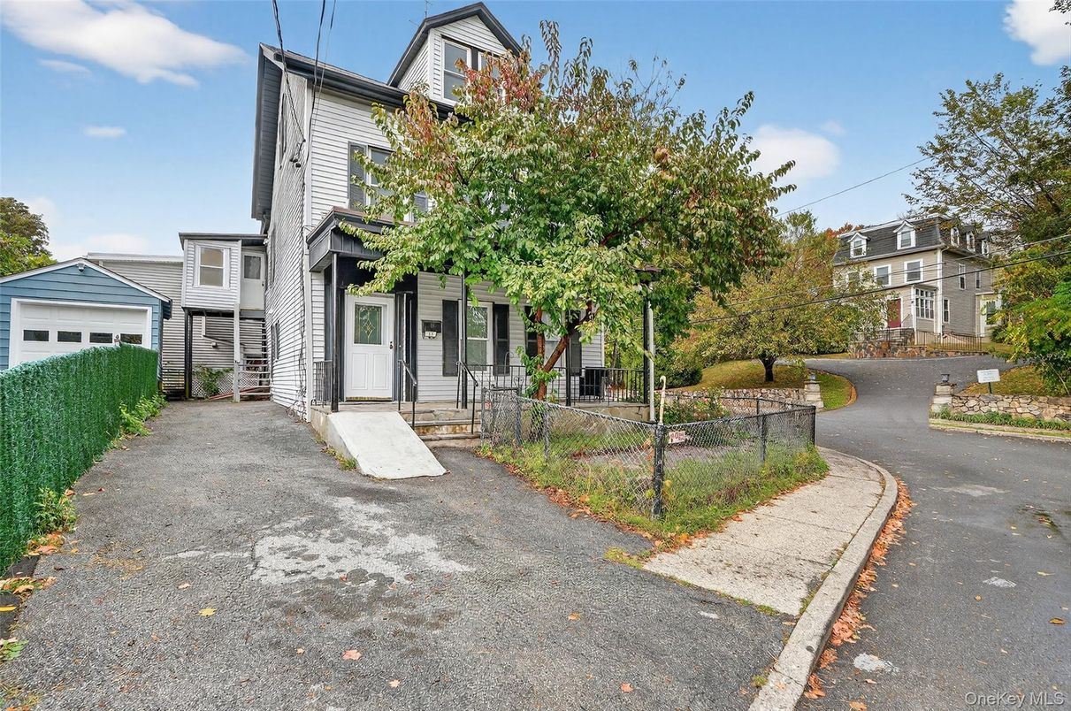 Exterior, Facade, Rowhouse