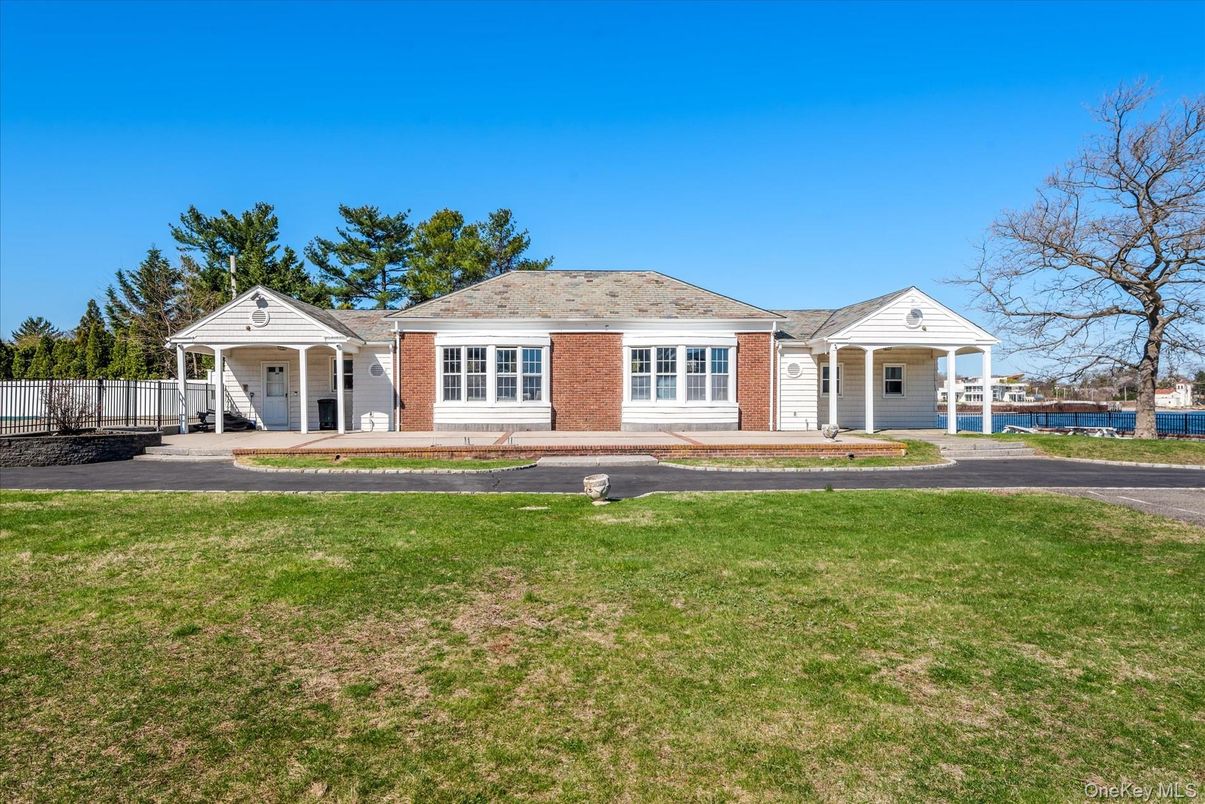 Backyard, Exterior, Facade, Brick Facade, Ranch