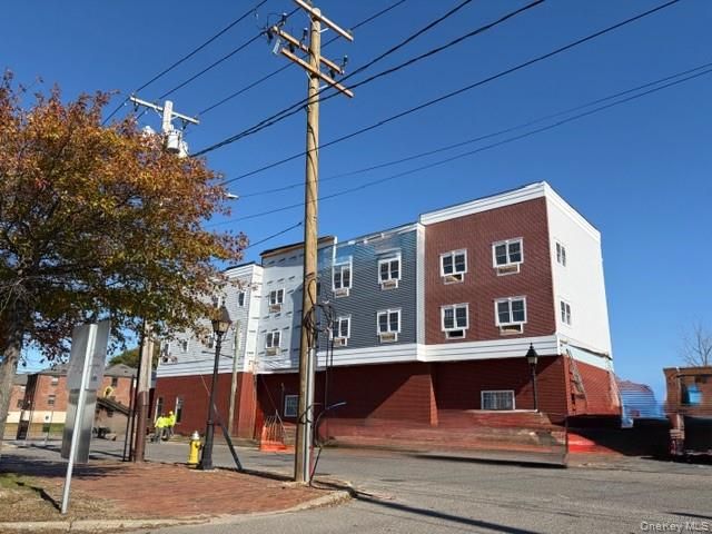 Exterior, Facade, Rowhouse