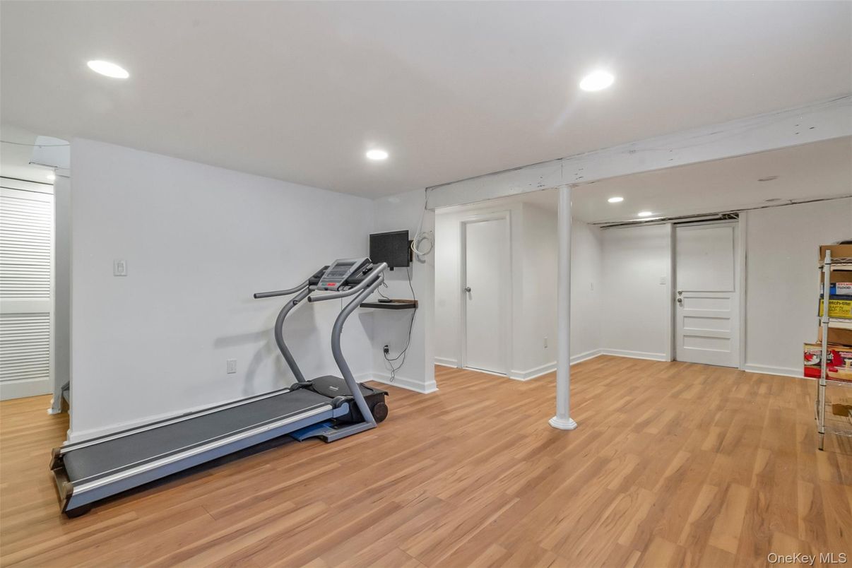 Fitness Equipment, Interior, Recessed Lighting, Wood Texture Flooring