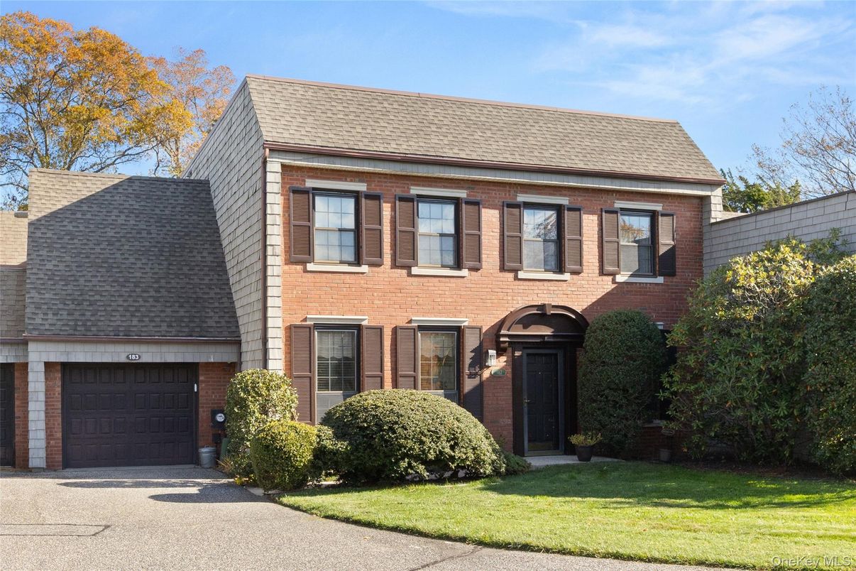 Attached, Exterior, Facade, Brick Facade, Georgian