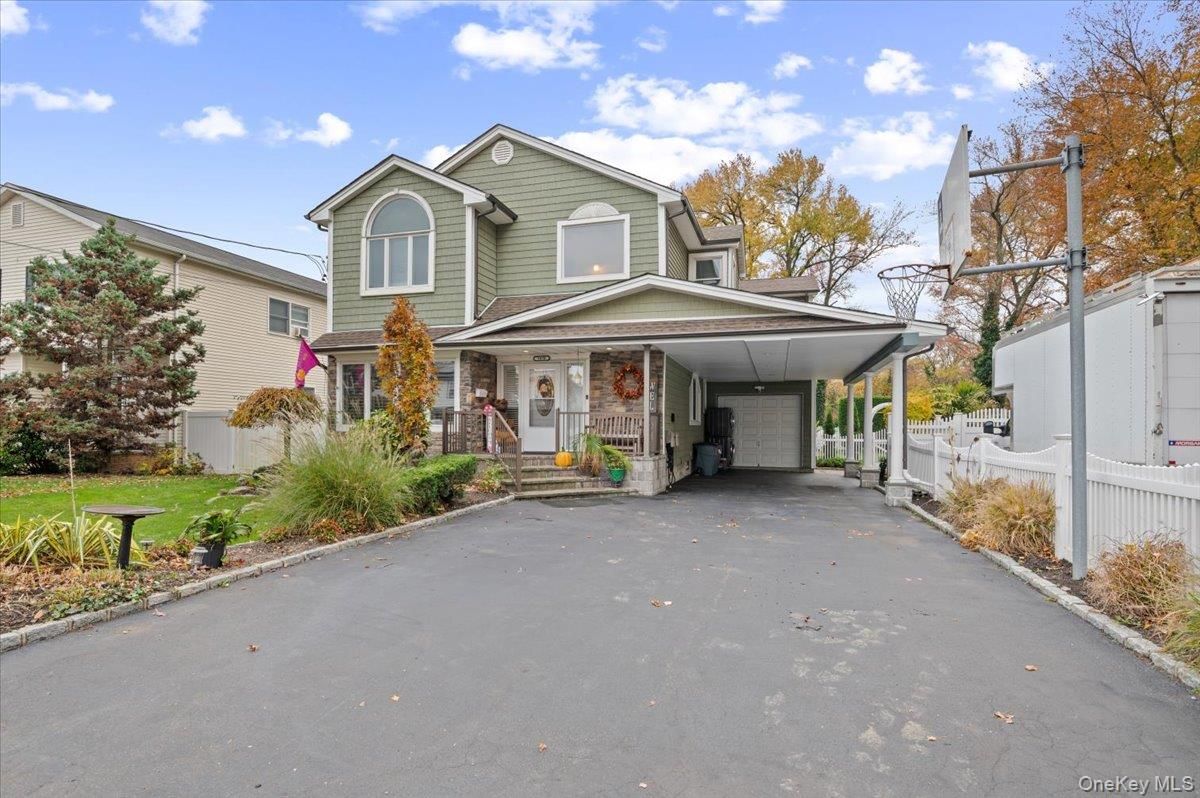 Attached, Exterior, Facade, Queen Anne Victorian