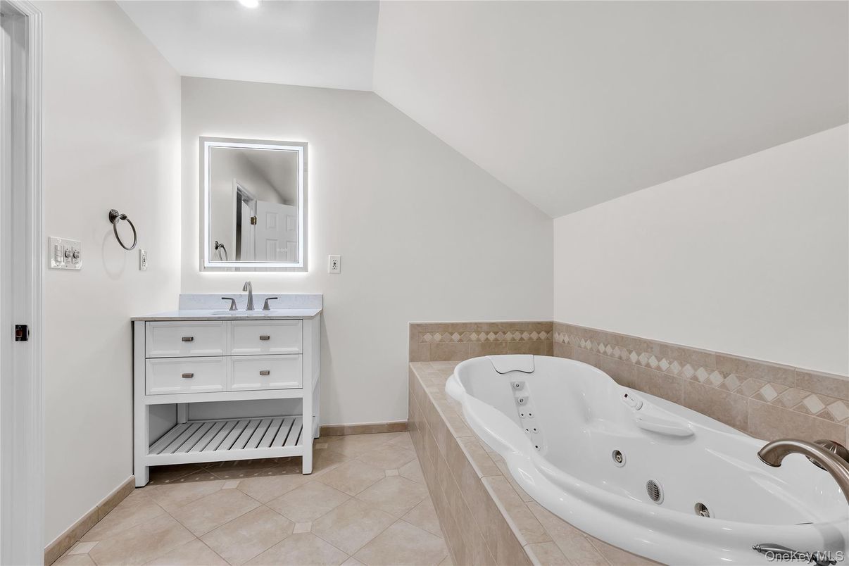 Bathroom, Dual Sink Vanities, Interior, Recessed Lighting