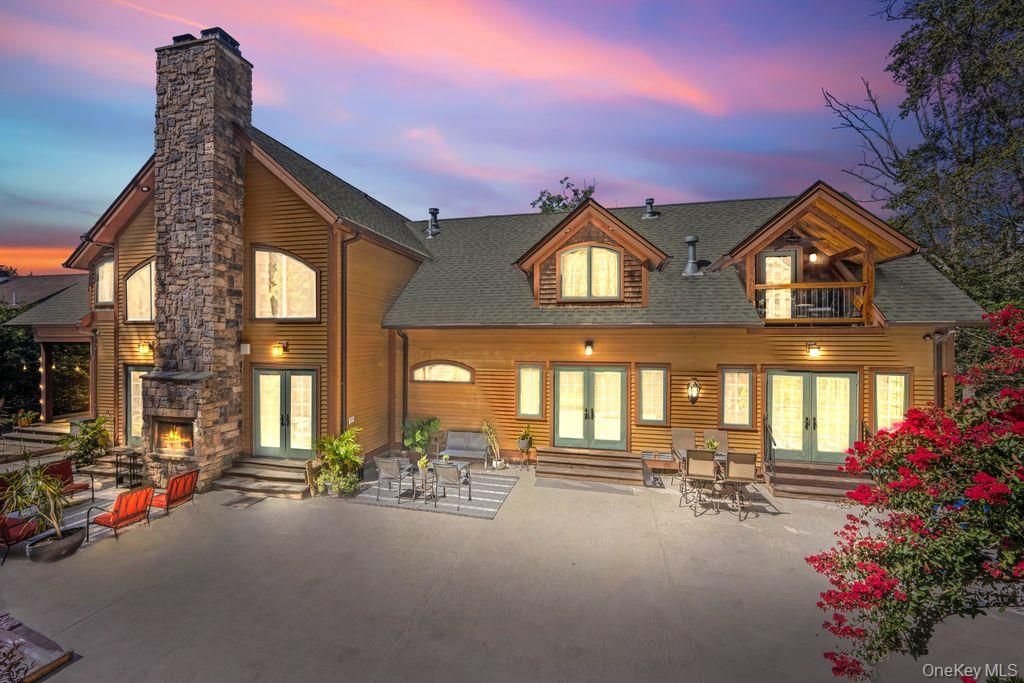 Exterior, Facade, Log Home