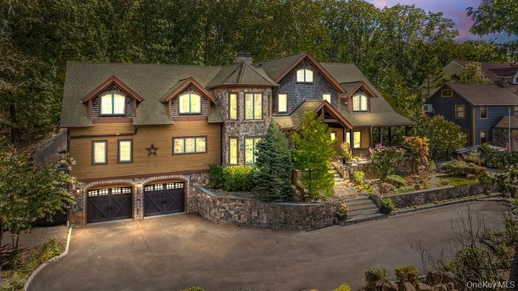 Attached, Exterior, Facade, Queen Anne Victorian