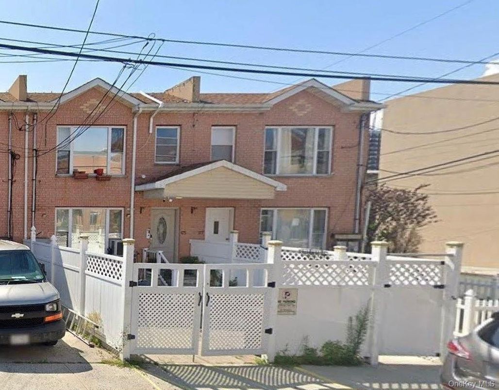 Exterior, Facade, Brick Facade, Rowhouse