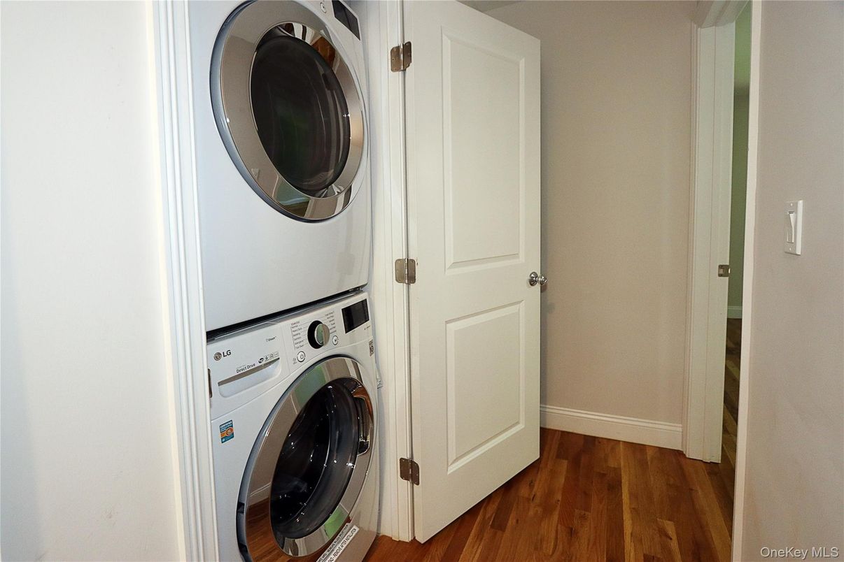 Interior, Utility Closets, Washer, Wood Texture Flooring