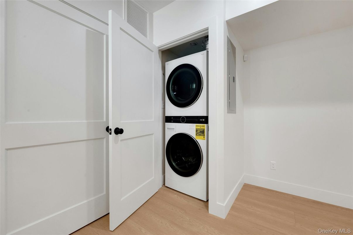 Interior, Utility Closets, Washer, Wood Texture Flooring