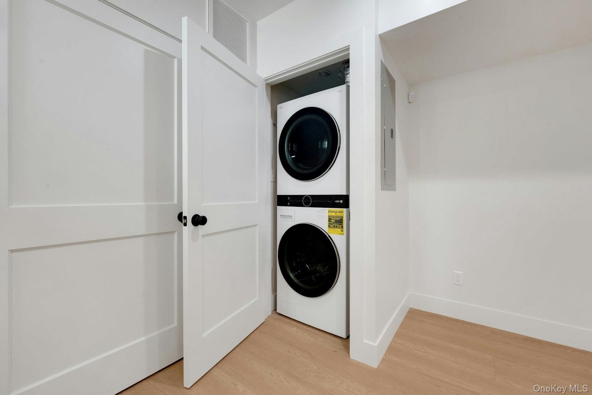 Interior, Utility Closets, Washer, Wood Texture Flooring