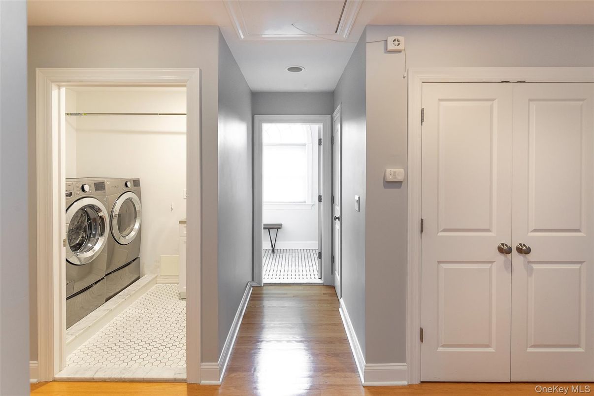 Interior, Utility Closets, Washer, Wood Texture Flooring