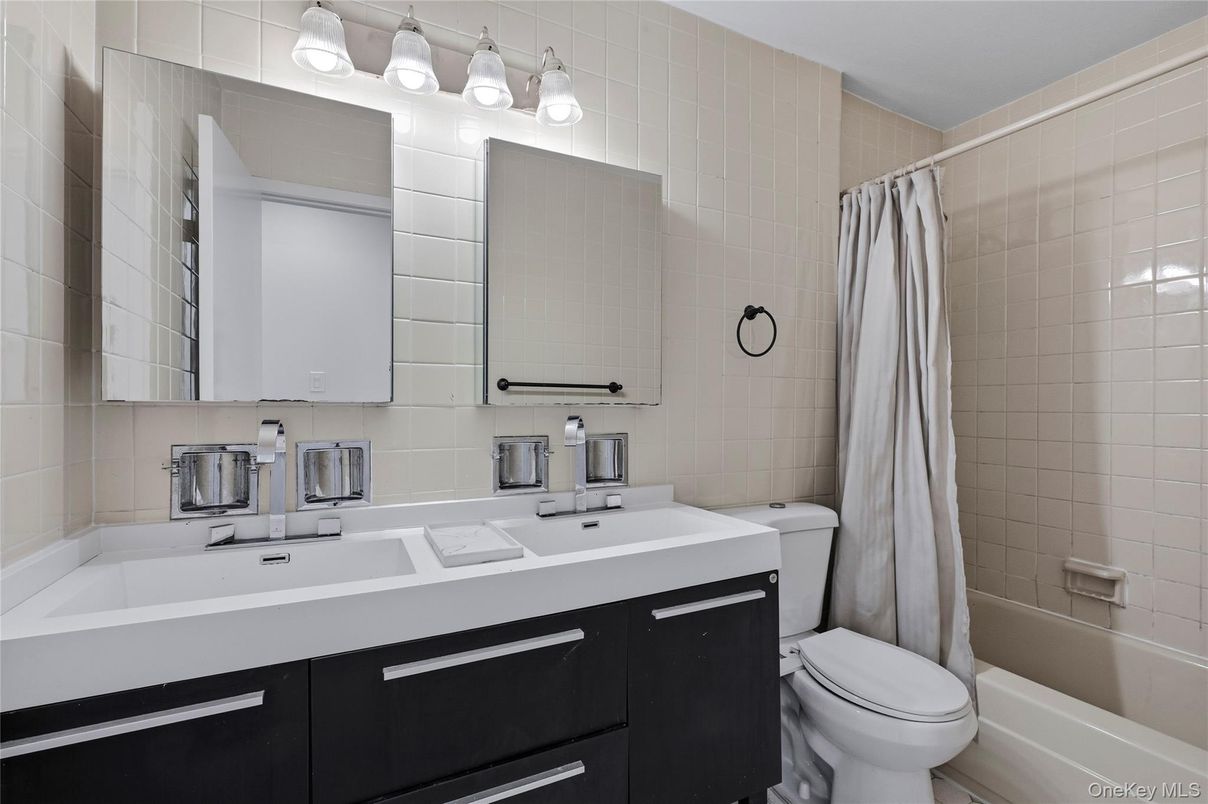 Bathroom, Dual Sink Vanities, Interior