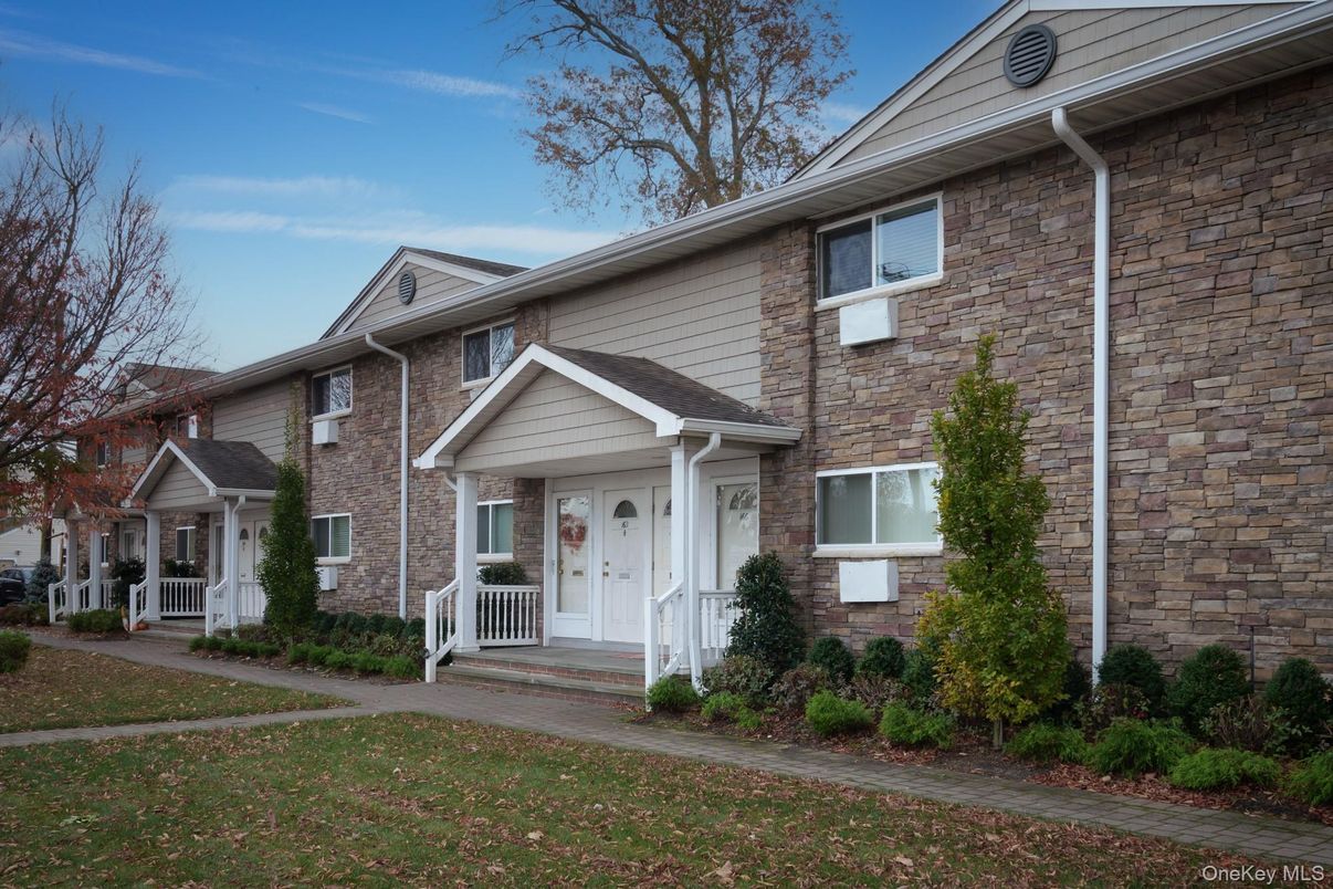 Exterior, Facade, Brick Facade, American Foursquare