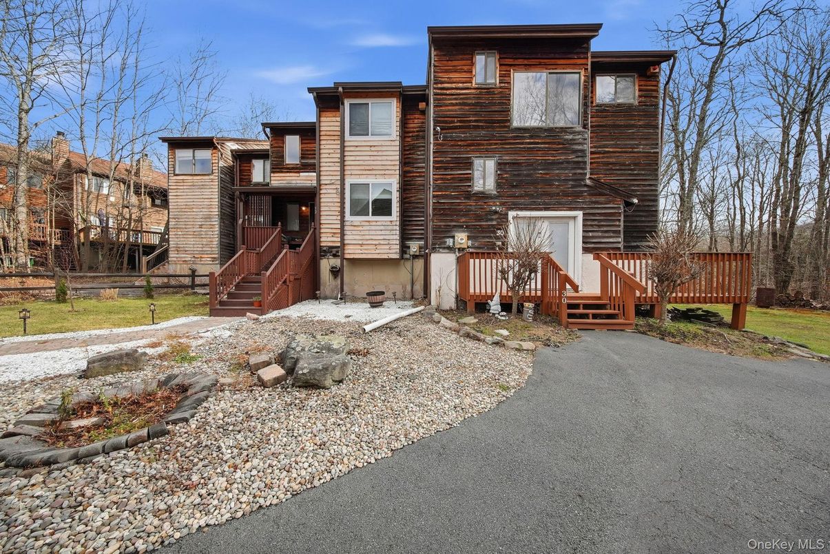 Exterior, Facade, Log Home
