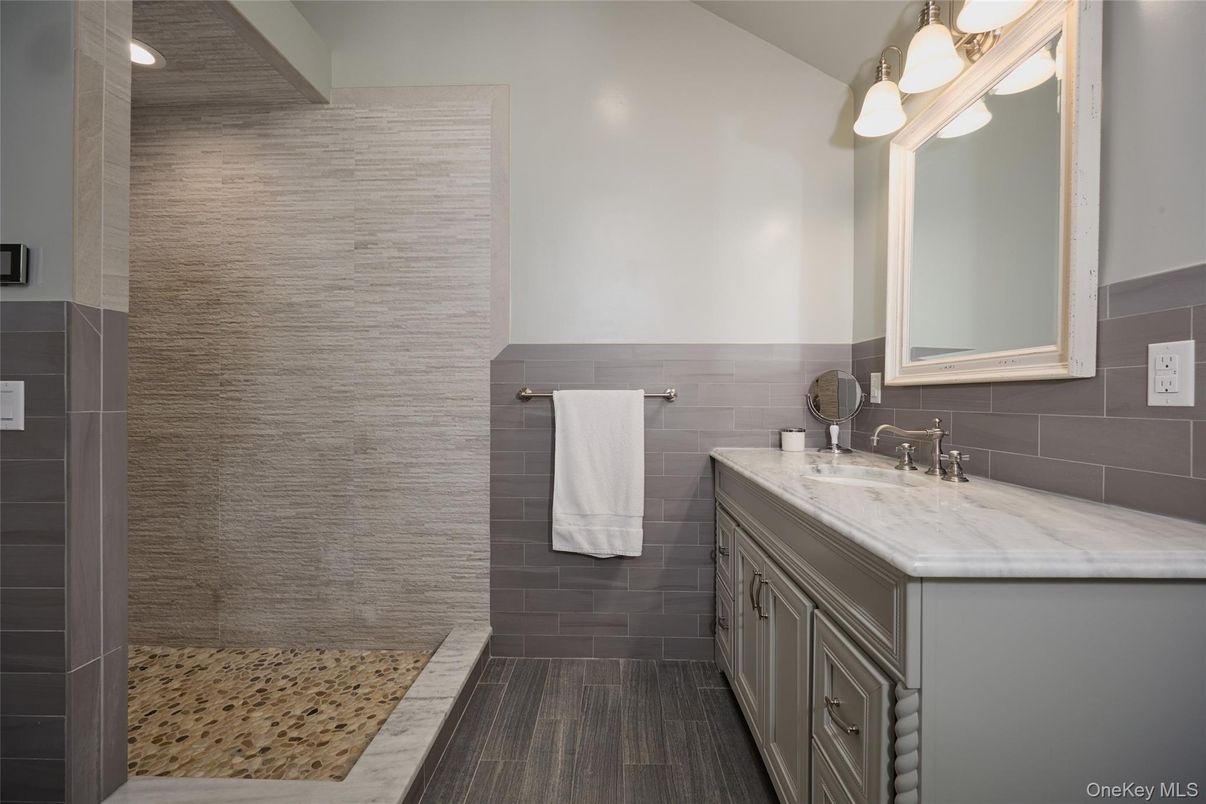 Bathroom, Interior, Recessed Lighting