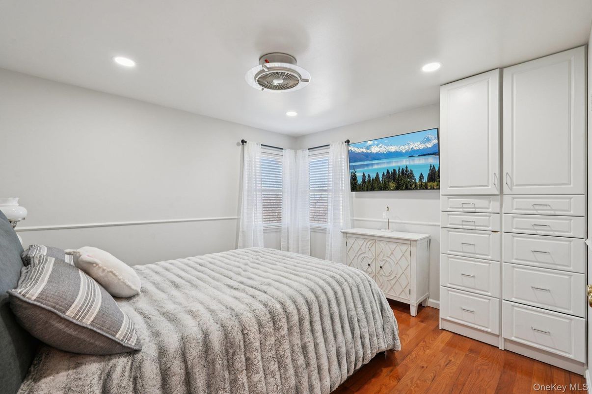 Bedroom, Interior, Recessed Lighting, Water, Wood Texture Flooring