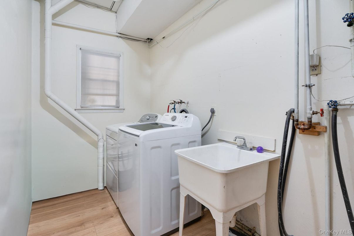 Interior, Washer, Wood Texture Flooring