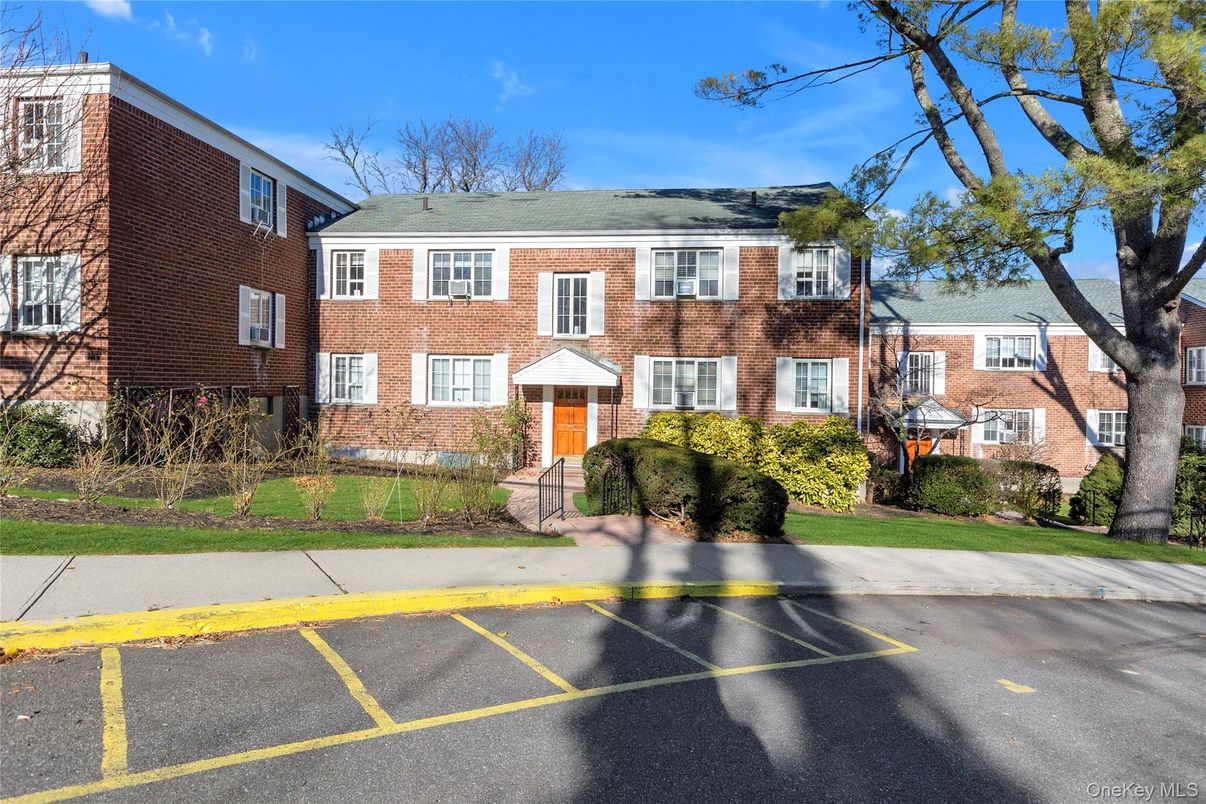 Exterior, Facade, Brick Facade, Georgian